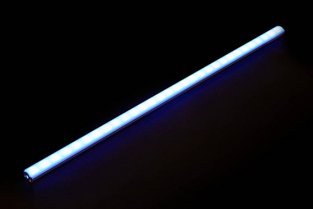 色条黑色背景上发光的蓝色led灯条.照片