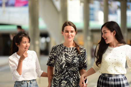 机场 女孩 商业 假期 幸福 旅游业 白种人 在一起 中国人