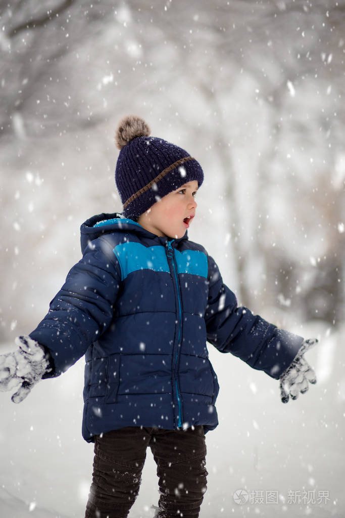 可爱可爱的小男孩开心地玩雪冬季儿童活动