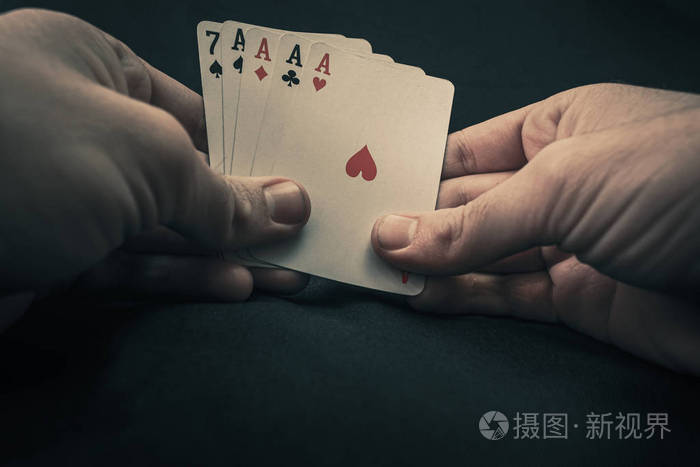 手上拿着a的扑克牌