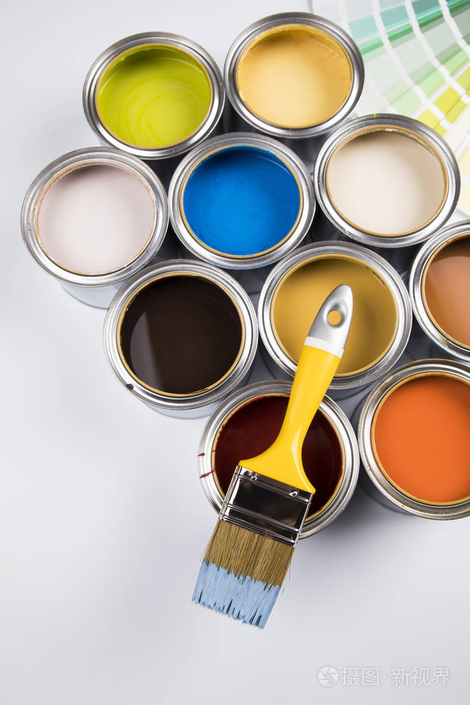 带彩色油漆和油漆刷的金属锡罐