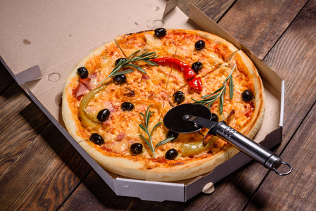 黑色背景下美味的新鲜热披萨。披萨食物蔬菜蘑菇
