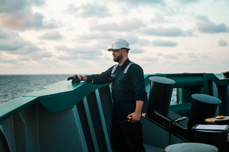 能干的水手海上船舶或船舶的甲板高级船员或大副照片