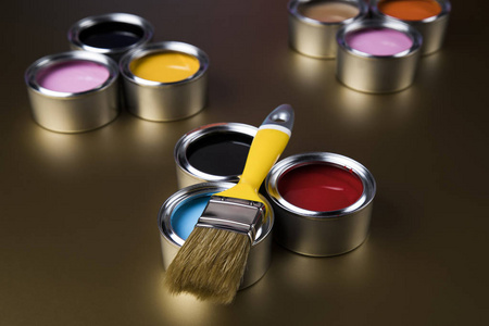 带彩色油漆和油漆刷的金属锡罐