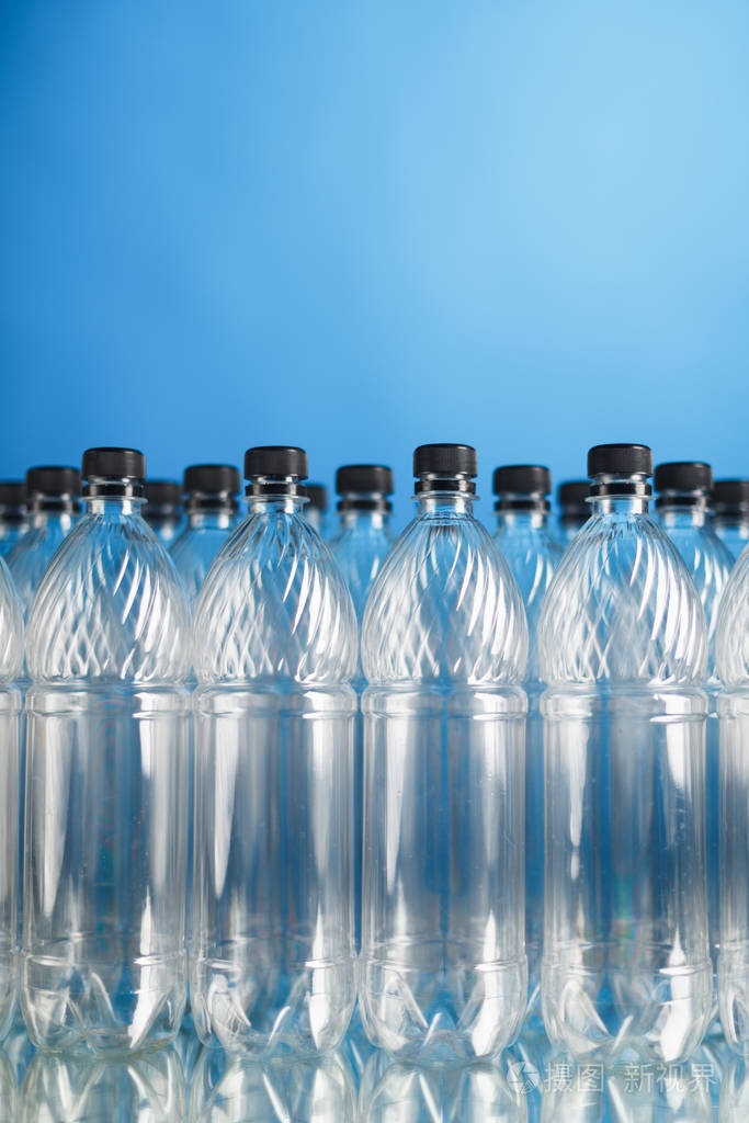 蓝色背景的空塑料瓶