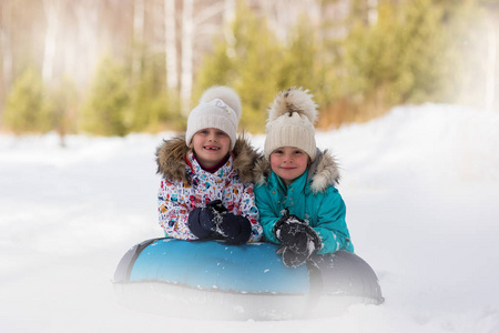 假期 童年 在一起 女孩 乐趣 微笑 小山 冬天 运动 活动