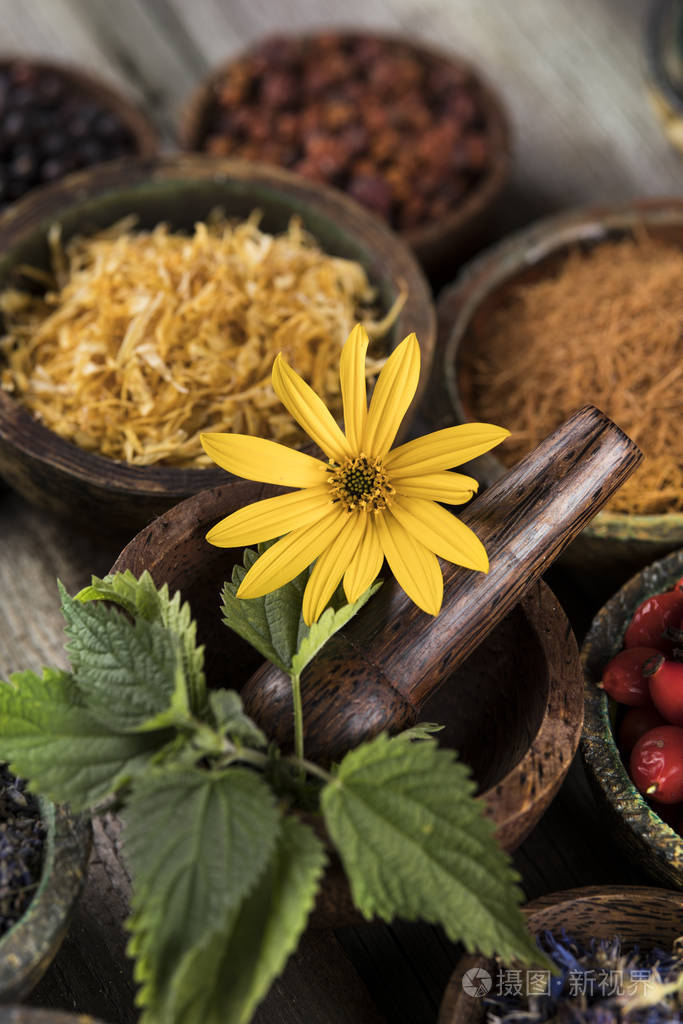 天然药物草药木桌背景