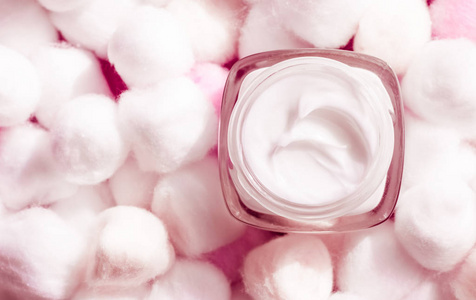 针对敏感肌肤的奢华面霜和ba上的粉色棉球