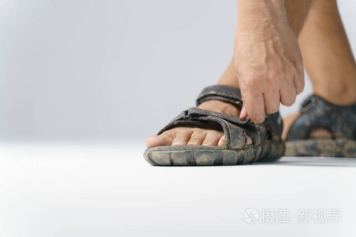 脚脏脚穿凉鞋