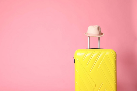 黄色手提箱，粉色底帽子。文本空间