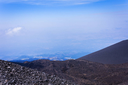 埃特纳火山，意大利西西里岛东海岸的活火山。