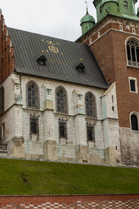克拉科夫瓦维尔城堡屋顶上的金色字母