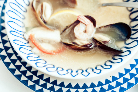 白碗青口虾鱼海鲜汤