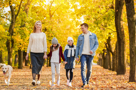 快乐的一家人在秋天公园散步图片