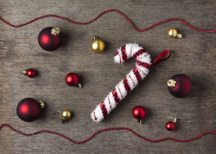 圣诞构图与圣诞球，雪花和糖果树玩具在木制背景。圣诞节新年概念
