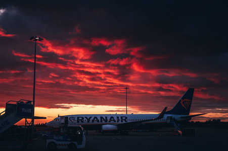 伦敦，英国2019年2月27日瑞安航空飞机在空中