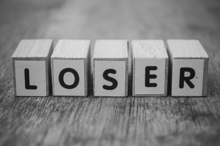 胜利字木桌上的木字背景概念失败者照片