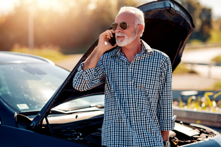 白种人 汽车 保险 司机 支持 男人 电话 紧急情况 帮助