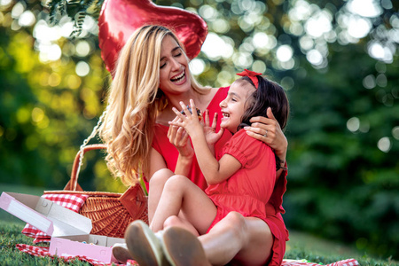 夏天 闲暇 微笑 公园 甜甜圈 幸福 女儿 女孩 家庭 野餐