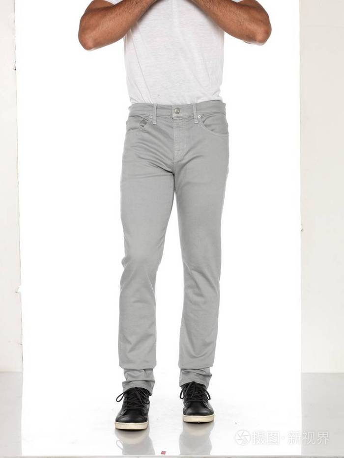时尚修身浅灰色男式牛仔裤搭配白色背景黑色运动鞋