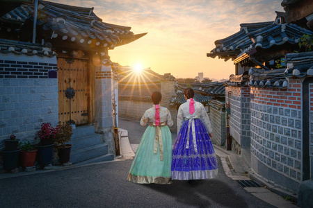 两名韩国妇女穿着韩服参观布图片