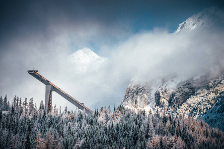 滑雪跳跃和冬季山脉背景