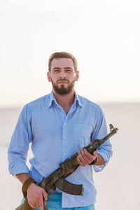 男人 沙漠 站立 衬衫 武器 卡拉什尼科夫 巴尔坎 日落