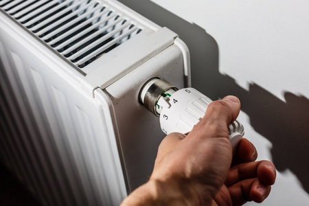 女人 加热器 系统 减少 热的 房子 气体 手指 在室内