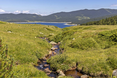 保加利亚里拉山贝尔梅肯水库夏季景观