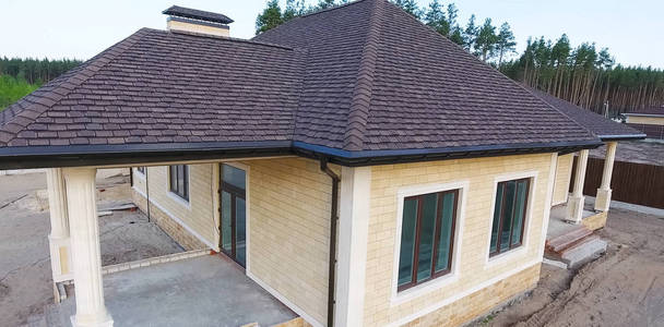 有沥青瓦屋顶的房子.沥青瓦屋顶.现代照片