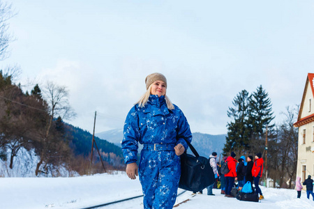 寒冷的 天空 火车 冬天 假期 铁路 乐趣 滑雪 运动 旅游业