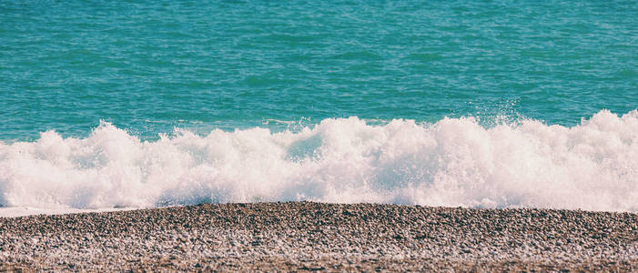 海浪正在岸边破碎。