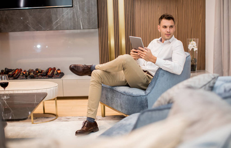 触摸板 房间 阅读 在室内 通信 因特网 男人 连接 奢侈