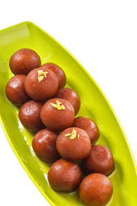 印度甜点Gulab Jamun。白底隔离甜食
