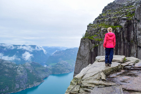 布道坛岩石或Preikestolen。