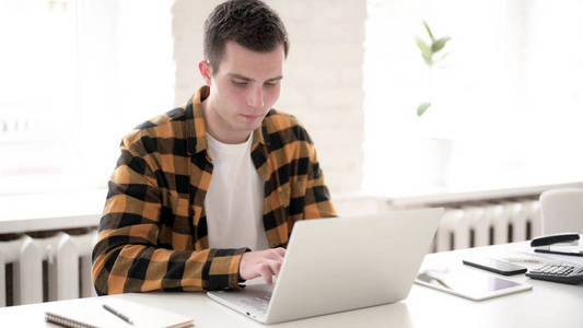 休闲青年通过笔记本电脑上网视频聊天