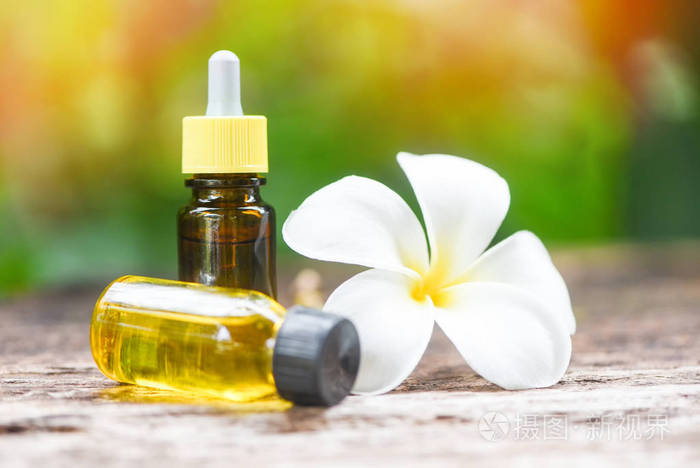 香薰草本油瓶 带有白花鸡蛋花的香气照片 正版商用图片26b17a 摄图新视界