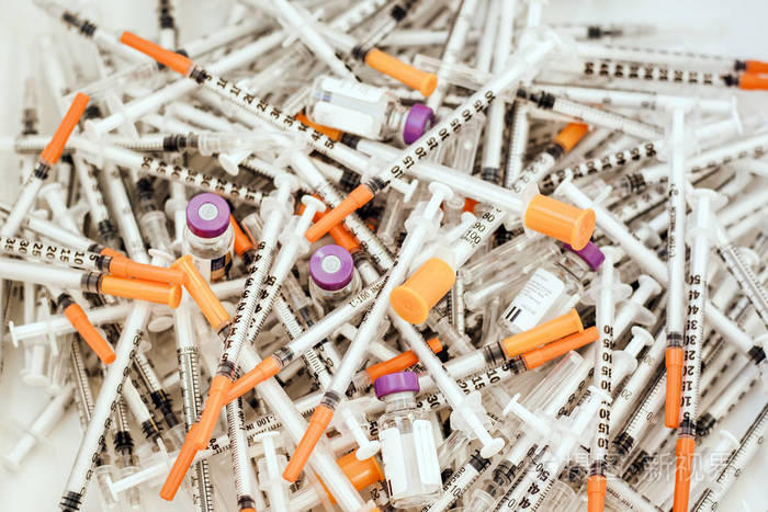 一堆治疗糖尿病胰岛素的医用注射器