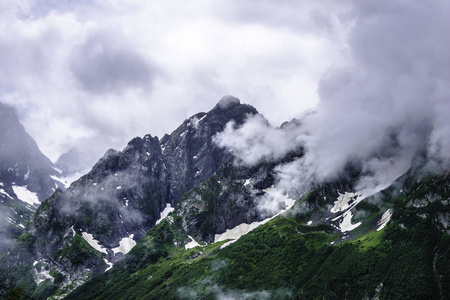 山地景观山脉森林，岩石冰川雪云，多姆湾，卡拉奇切尔克斯西亚，俄罗斯