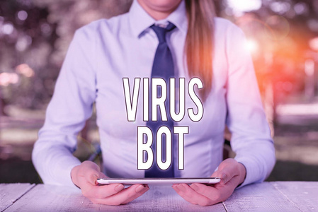 写说明病毒机器人。商业照片显示恶意自我传播恶意软件，旨在感染一名坐在桌旁手持手机的女商务人员。