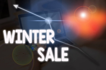 显示冬季销售的纸条。商业照片显示在年底假期销售折扣较低的价格。