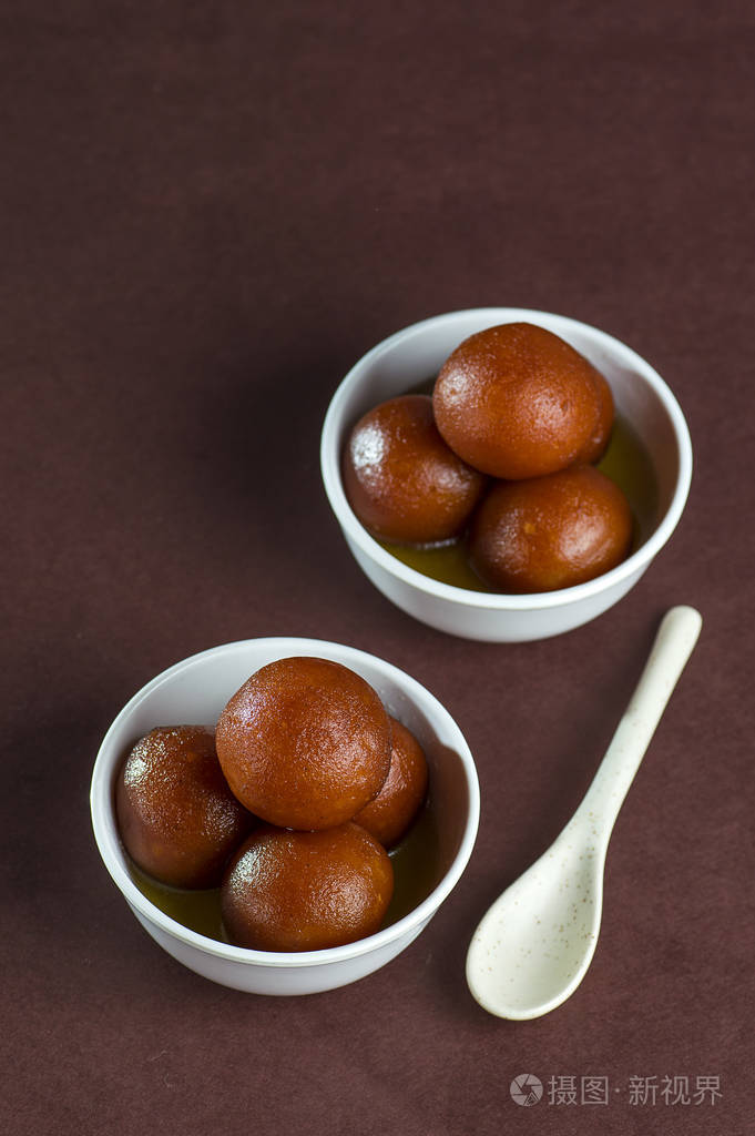 gulabjamun印度甜点或甜食用勺子盛在碗里