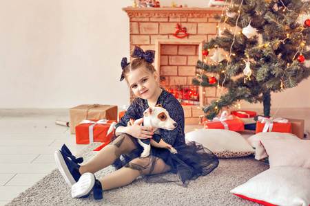 假日和童年概念小快乐可爱的小女孩和小狗与圣诞礼物肖像