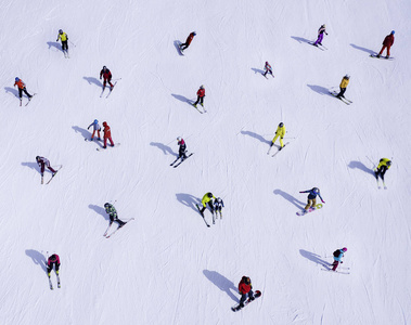 许多滑雪者和滑雪板运动员的背景。冬季运动