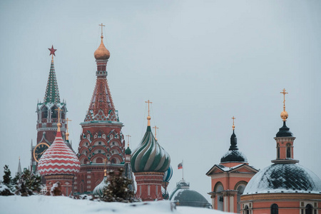 莫斯科的圣巴西尔大教堂被积雪覆盖照片