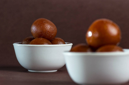 Gulab Jamun，印度甜点或甜食，用勺子盛在碗里