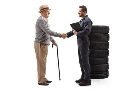 汽车修理工和一位高级男顾客握手