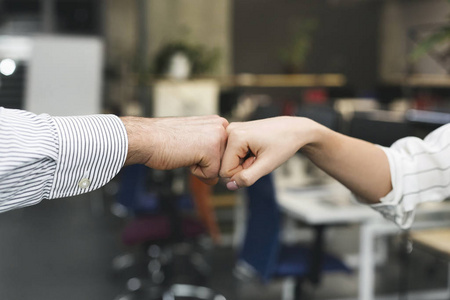 给予支持商业伙伴在完成交易后给予大力支持照片