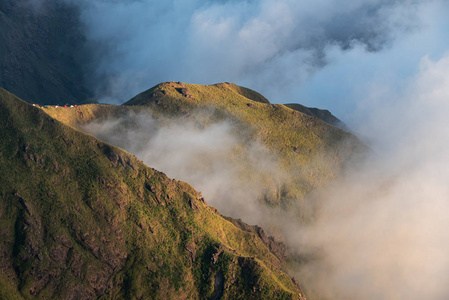 夕阳西下，云雾飘荡在山谷里，茉莉