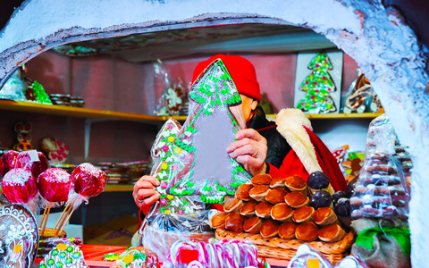 在里加反射穹顶广场的圣诞集市上摆满糖果的摊位